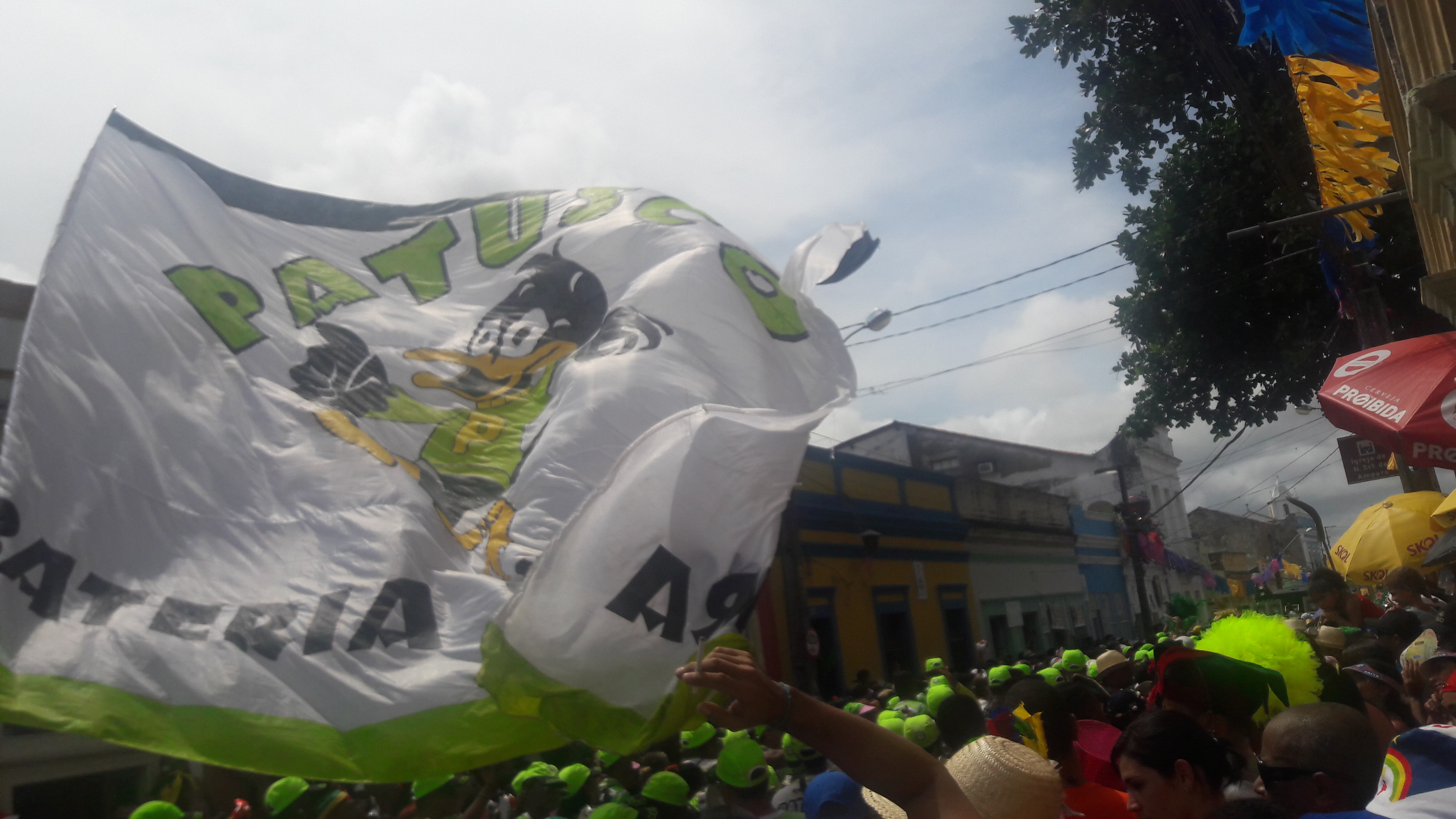Terça feira em Olinda teve novo encontro de Bonecos e grandes desfiles de blocos de samba.